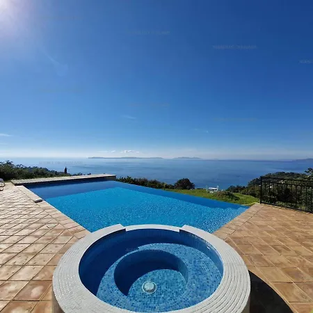 Avec Piscine, Vue Et Terrasse Epoustouflante Au Rayol-canadel - Fr-1-100-294 * Le Rayol-Canadel-sur-Mer